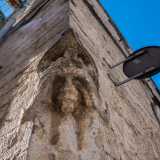 Qui la nostra attenzione si sofferma su un mascherone risalente al XIII secolo, facente quindi parte della struttura originaria dell�antica Cattedrale. Posto tra due moderni cartelli stradali, appare ormai sfigurato dal tempo e dalle intemperie: difficile comprendere dove fosse collocato un tempo